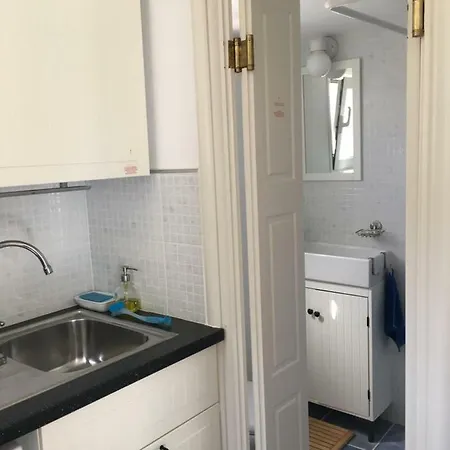 The Studio, * Leonídion