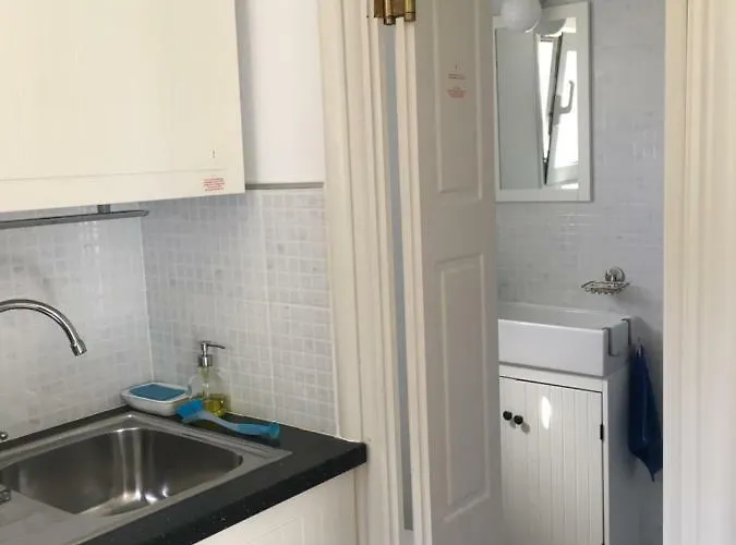 The Studio, * Λεωνίδιο